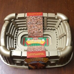Williams Sonoma Stadium Bundt Pan - Gold
